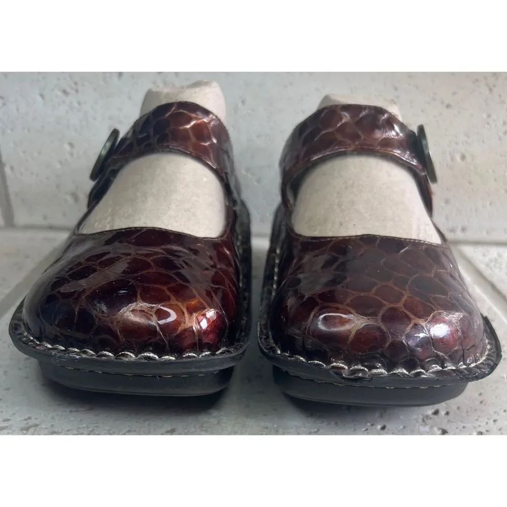 Alegria tortoise reptile patent leather Mary Jane
velcro nursing shoe Sz 38/US 7